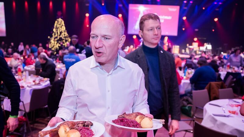Berlins Regierender Bürgermeister Kai Wegner servierte persönlich. „Ich glaube, wir müssen schauen, dass wir mehr Unterkünfte bekommen, dass wir die Menschen von der Straße bekommen, dass wir auch mehr Sozialarbeit anbieten“, so der CDU-Politiker.