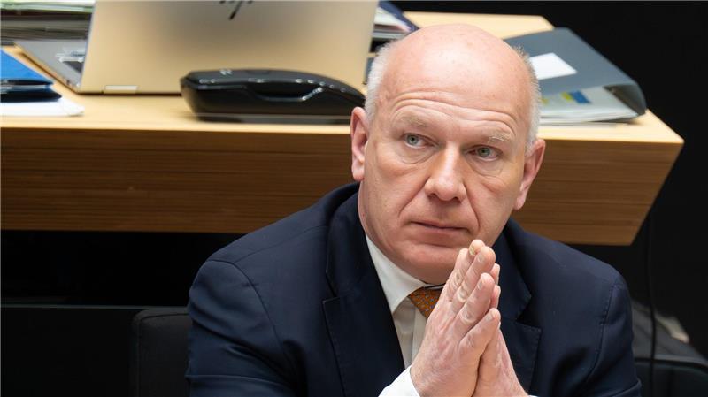 Berlins Regierungschef Kai Wegner sorgt mit einem Streusalz-Vorstoß für Gesprächsstoff (Archivbild).