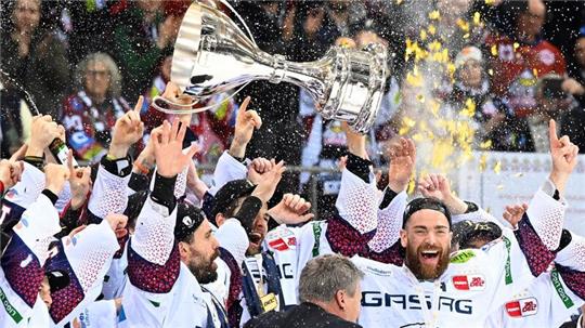 Berlins Spieler jubeln nach dem 2:0-Sieg mit dem Pokal über die zehnte deutsche Eishockey-Meisterschaft.