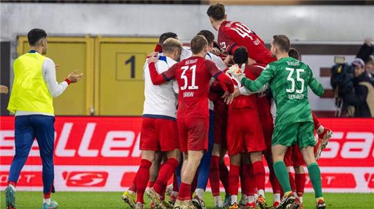 Berlins Spieler jubeln nach dem Tor zum 2:3.