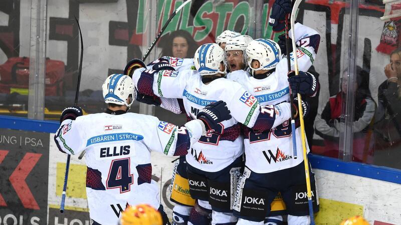 Pföderl überragt: Eisbären deutscher Eishockey-Meister Berlins Spieler jubeln über den Treffer zum 2:0.