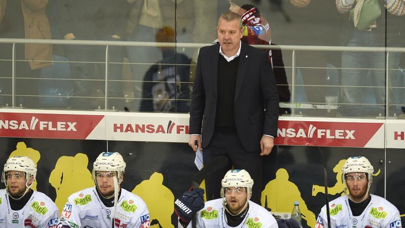 Nach 2:4 in Bremerhaven: Eder fordert mehr Konstanz Berlins Trainer Serge Rubin steht während des Spiels auf der Bank.