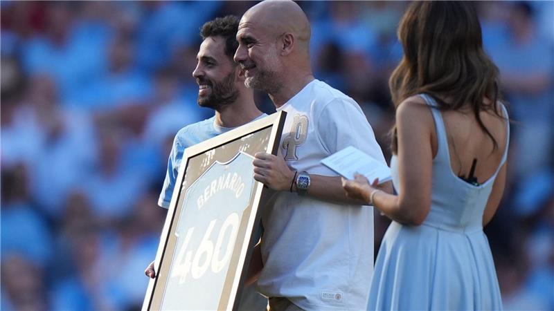 Emotionaler Man-City-Abschied für Guardiola und seine Stars Bernardo Silva (l) und Trainer Pep Guardiola während einer Zeremonie nach ihrem letzten Spiel für Manchester City.