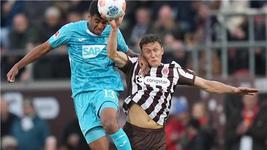 Bernardo (l, 1899 Hoffenheim) und Martijn Kaars (r, FC St. Pauli) kämpfen um den Ball. 
