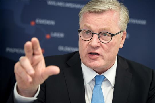 Bernd Althusmann (CDU), Wirtschaftsminister von Niedersachsen, spricht sich für ein bundesweites Nahverkehrsticket als 9-Euro-Ticket-Nachfolger aus. Foto: Sina Schuldt/dpa