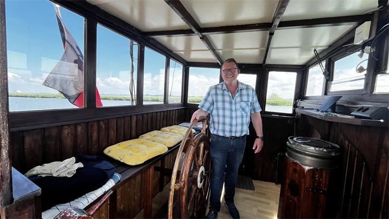 Beach-Life, Party, Oldtimer: Zum Abschied gibt Krautsand alles Bernd Blanck am Steuer der Käpt'n Klünder.