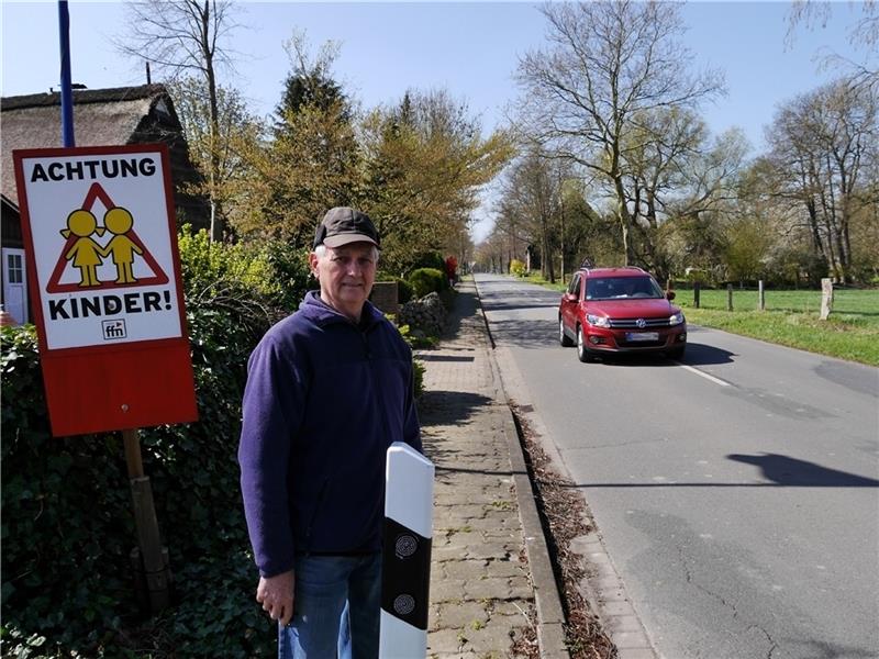 Bernd Clauder aus Burweg kämpft für die Einhaltung der Geschwindigkeit in der Straße Im Moor. Foto Umland