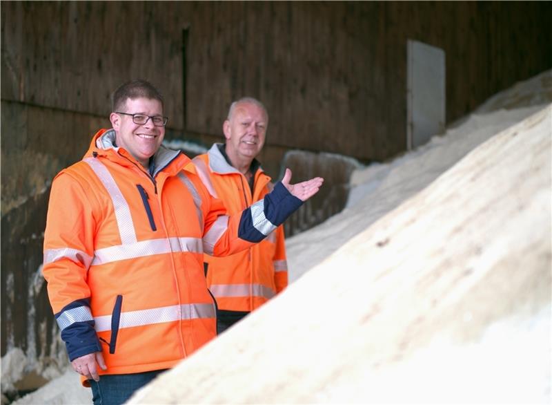 Wo der Winterdienst Stade Salz streut – und wo nicht Bernd Cords (rechts) und Claas Brüggemann in der alten Salzhalle. Hier lagern bis zu 800 Tonnen Streusalz. Foto: Hußendörfer