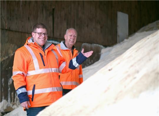 Bernd Cords (rechts) und Claas Brüggemann in der alten Salzhalle. Hier lagern bis zu 800 Tonnen Streusalz. Foto: Hußendörfer