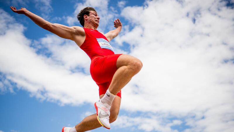Buxtehuder Athleten Kröger und Dunker gewinnen Landesmeisterschaft Bernd Dunker holte eine Medaille im Weitsprung.