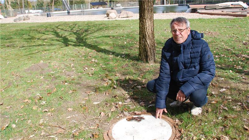 Bernd Eschig zeigt den Brunnen, aus dem das Wasser kommt.