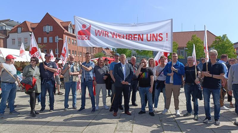 Bernd Guse (Mitte, im Anzug) mit IG BCE-Gewerkschaftern und Trinseo-Mitarbeitern.