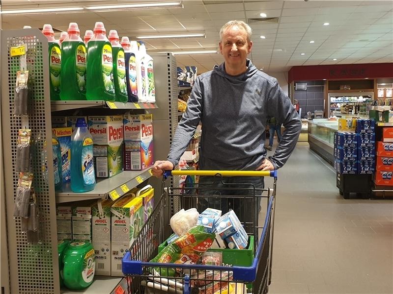 Bernd Hagenah aus Oldendorf bekommt beim Einkaufen alles, bis auf die Produkte, die zurzeit schwer zu liefern sind. Für Menschen, die hamstern, hat er kein Verständnis. Fotos: Battmer