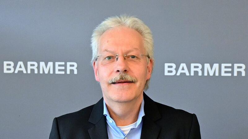 Barmer: Gesundheits-Apps im Norden noch wenig genutzt Bernd Hillebrandt, Landesgeschäftsführer der Barmer Krankenkasse in Schleswig-Holstein, steht in einem Büro.