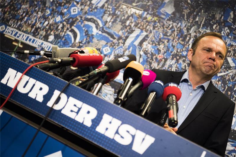 Bernd Hoffmann, Präsident des Hamburger SV und Aufsichtsratschef der HSV AG , spricht bei einer Pressekonferenz zu Journalisten.Foto: Malte Christians/dpa