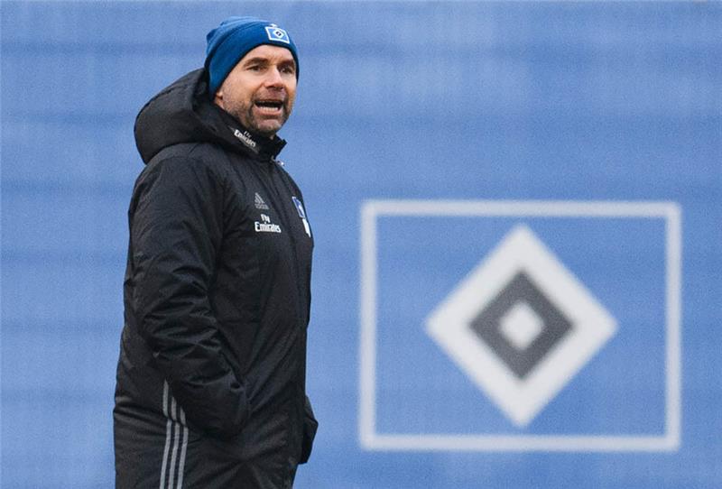 Bernd Hollerbach, der neue Cheftrainer des Fußball-Bundesligisten Hamburger SV, gibt auf dem Trainingsplatz Anweisungen. Foto: Daniel Reinhardt/dpa