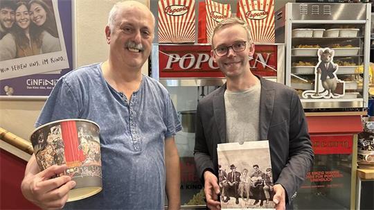 Bernd Keichel, Betreiber des City Kinos Buxtehude, und Paulus-Pastor Jan Lohrengel.