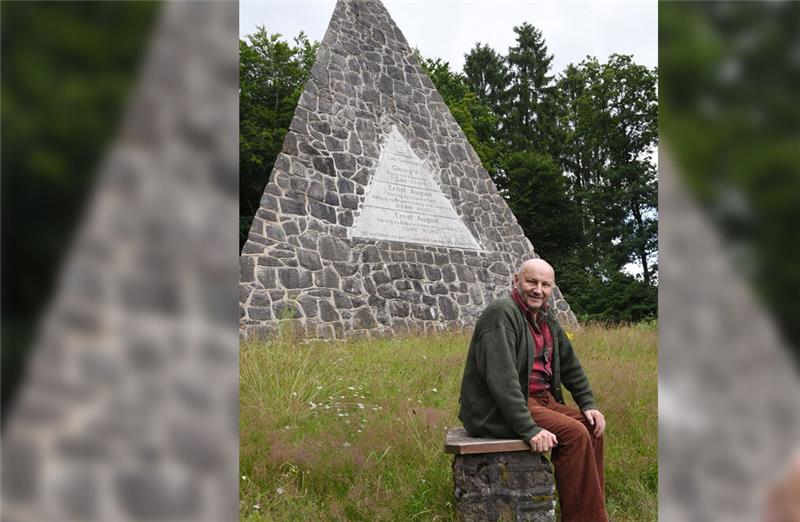 Bernd Lücking aus Langenrehm vor dem Pyramidendenkmal. Foto: Kall