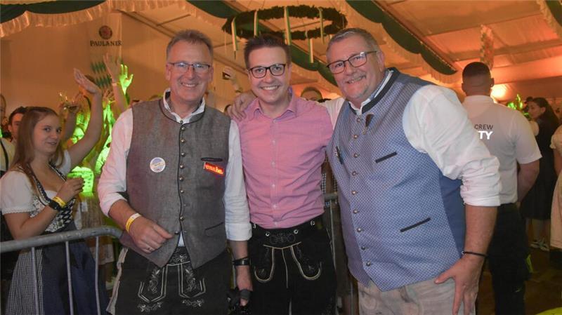 Mega-Gaudi: 3200 Oktoberfest-Fans feiern in Dirndl und Lederhose in Revenahe Bernd Meinke, DJ Jannik und Stephan Perbandt genießen den Abend.
