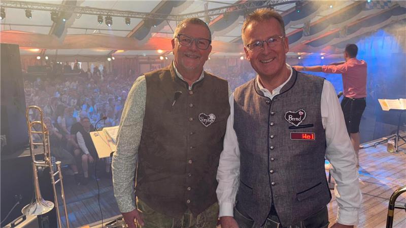 Das Dorf bebt: Revenahe feiert sein Oktoberfest mit Bier und Herzblut Bernd Meinke, Erster Vorsitzender des Vereins Insel im Moor (rechts), und sein Stellvertreter Stephan Perbandt freuen sich über die vielen Gäste.