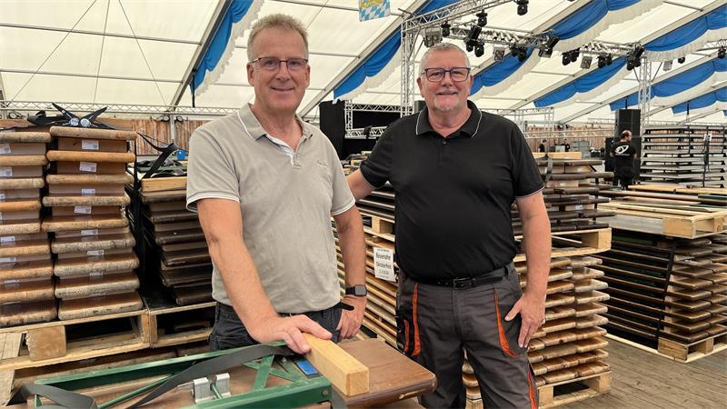 Bernd Meinke (links) und Stephan Perbandt vom Verein Insel im Moor zwischen den 388 Bänken, die am Freitag und Samstag zum Einsatz kommen.
