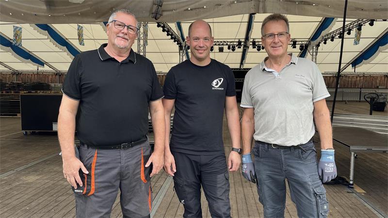 Tonnen an Material: So viel Arbeit steckt im Oktoberfest Revenahe Bernd Meinke (rechts) und Stephan Perbandt (links) vom Verein Insel im Moor mit Veranstalter Stephan Wilke von Sehenswert Events.
