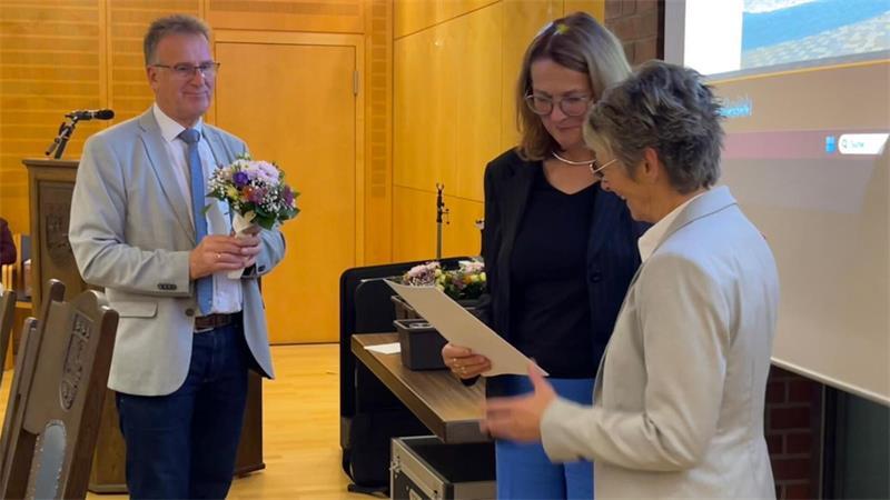 „Großartiges geleistet“: Ehrung für 24 Harsefelder Ratsmitglieder Bernd Meinke und Ute Kück (Mitte) verabschieden Dörte Meyer (FWG), die seit 2011 im Samtgemeinderat war.