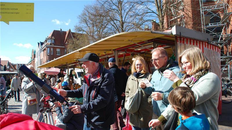 Bernd Menzel (links), ehemaliger Physik-Lehrer an der Halepaghen-Schule, richtet das Teleskop aus.