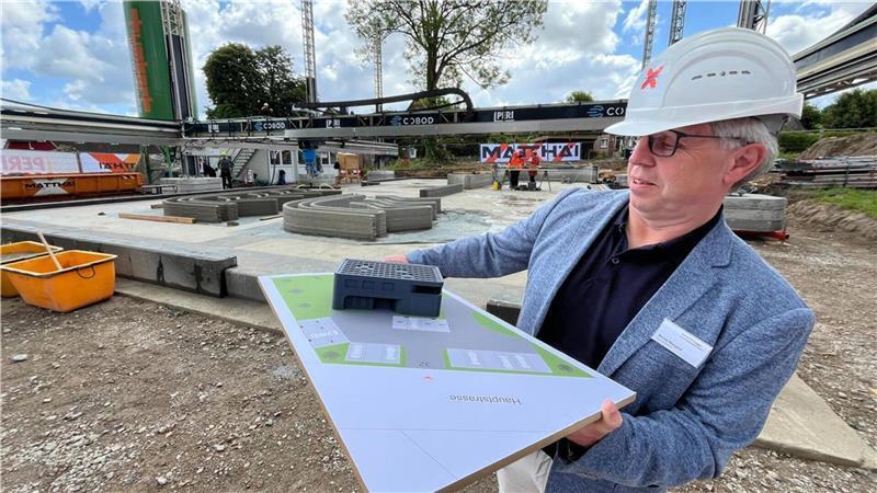 Bernd Mergard, Geschäftsführer von Matthäi Schlüsselfertigbau, zeigt das Modell des Gebäudes.