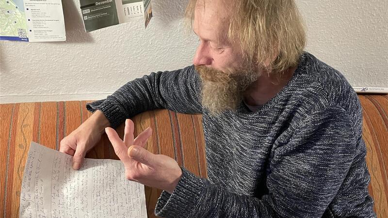 Obdachloser rettet Hund vor Gewalt Bernd Michael Norek, den alle nur Mino nennen, schreibt an einem Buch. Bislang hat er jedes verfügbare Stück Papier dafür genutzt. Inzwischen hat er ein altes Laptop.
