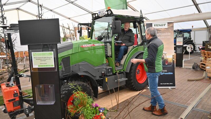 Obstbau-Roboter in Menschengestalt sind keine Science-Fiction mehr Bernd Müller von Fendt zeigt Dr. Matthias Görgens von der Esteburg den E-Schlepper e100 (von links).