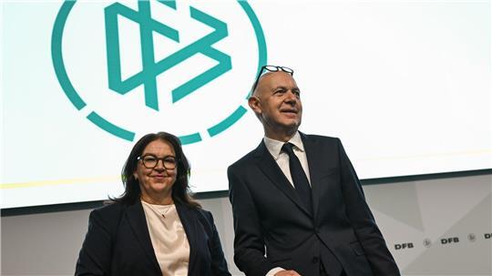 Bernd Neuendorf, hier mit der bisherigen Generalsekretärin Heike Ullrich, bleibt DFB-Präsident.