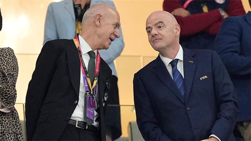 Revolte gegen Infantino: „Weltfußball braucht neue Führung“ Bernd Neuendorf (l) findet Gianni Infantino gar nicht mehr gut. (Archivbild)