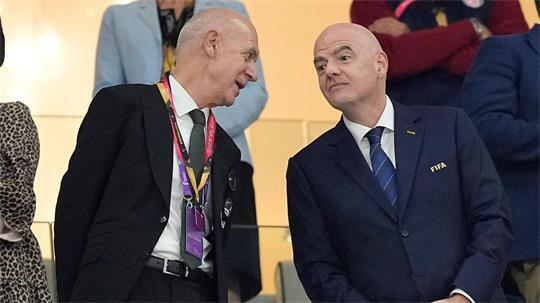 Bernd Neuendorf (l) ist mehr gut auf Gianni Infantino zu sprechen. (Archivbild)