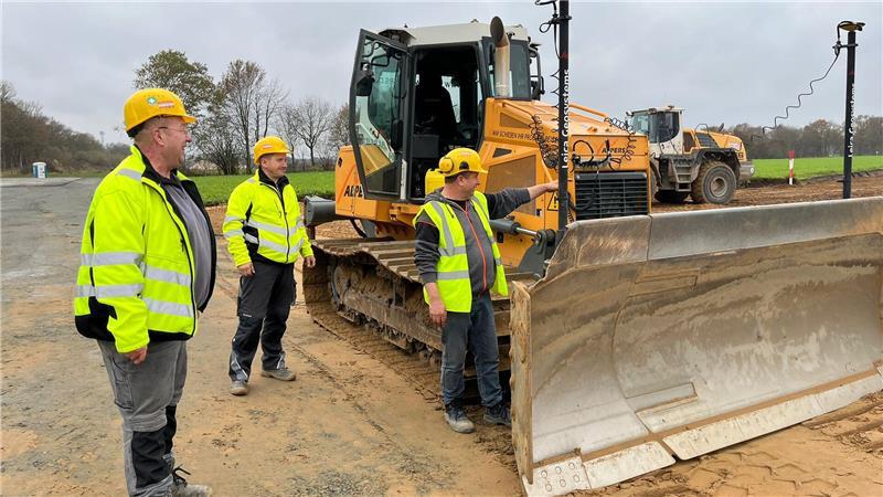 Bernd Neumann, Leszek Klosowski und Ronald Bernhardt (von links im Bild) von der Firma Alpers arbeiten auch am Samstag auf der Baustelle.