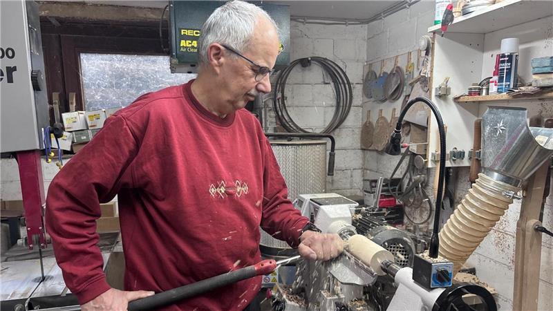 Bernd Peters hat sich mit der „kleinen Drechslerei" selbstständig gemacht.