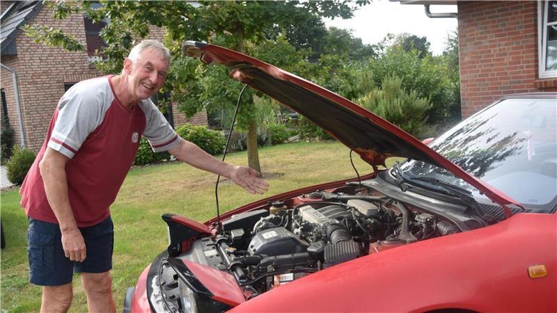 Familie Petersen liebt ihre Kult-Oldtimer mit den „Schlafaugen“ Bernd Petersen gewährt einen Blick unter die Haube des Toyota Celica BT 18. Das 1991 gebaute Auto fährt Sabine Petersen jeden Tag.