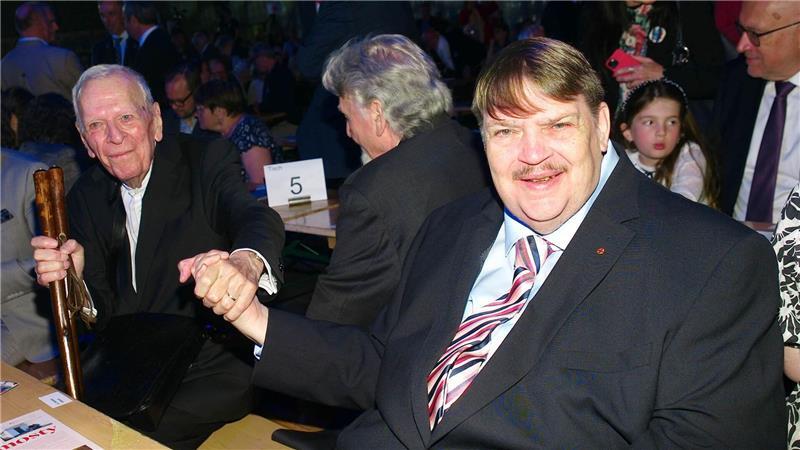 Söder: Sudetendeutscher Tag in Brünn ein historisches Signal Bernd Posselt (r), Sprecher der Sudetendeutschen Volksgruppe, mit dem Schriftsteller Milan Uhde (l), dem diesjährigen Preisträger des Europäischen Karlspreises der Sudetendeutschen, an einem Tisch.