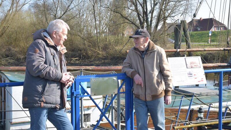 Bernd Sänger (links), Vorsitzender vom Verein Borsteler Hafen, und Eberhard Becker von der Bürgerstiftung Maritime Niederelbe.