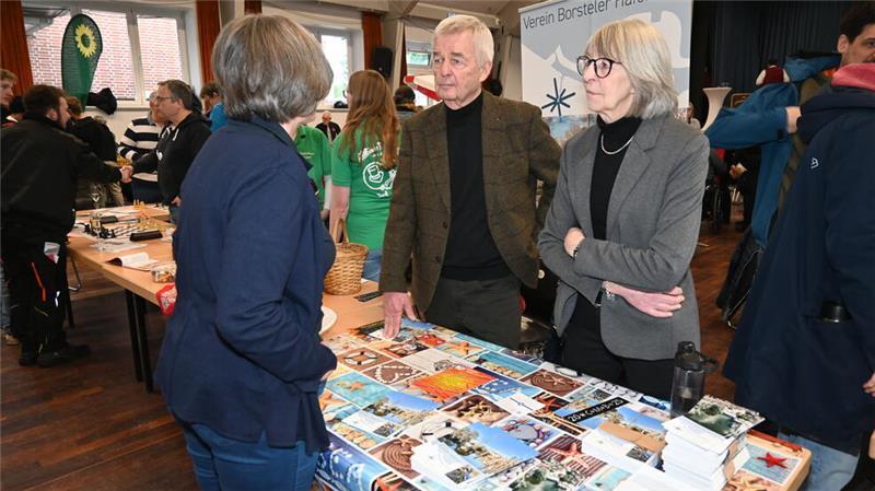 Bernd Sänger und Ilse Sturm vom Verein Borsteler Hafen warben in der Altländer Festhalle für ihr Projekt und hoffen auf weitere Mitstreiter.