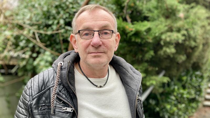 Bernd Siggelkow auf dem Gelände der Arche in Hamburg-Harburg. Foto: Markus Lorenz