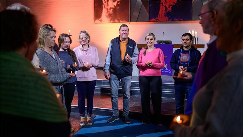 Bernd Skowron (7.v.l), Pastor und Kornelia Tillack (4.v.r), Bewegungstherapeutin, leiten die Meditation in der Kirche an. (Archivbild)