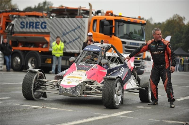 Bernd Stubbe und sein Fahrzeug , in dem am Sonntag Rallycross-Pilot Timmy Hansen Platz genommen hat und spontan nach kurzer Einweisung einige Runden über den Estering fuhr.