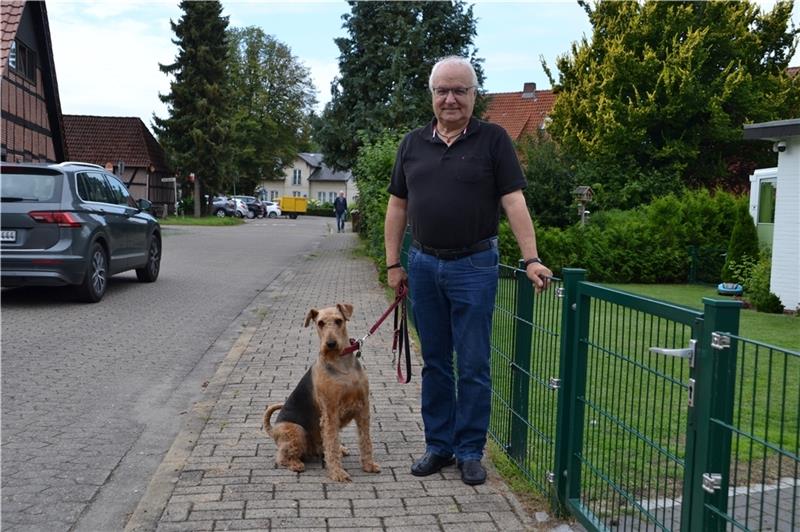 Bernd Thoenneßen wünscht sich für Hündin Dana in Himmelpforten einen Auslaufplatz , wo sie mit anderen Hunden frei spielen kann. Foto: Helfferich