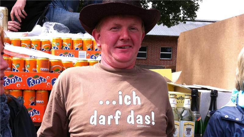 Warum sich Bernd Schütt-Benthin auf „sein“ Deichbrand-Festival freut Bernd darf das: Auf dem Hof von Bernd Schütt-Benthin stehen Getränke bereit - dieses Bild ist schon einige Jahre alt, aber die gute Laune besteht bis heute.