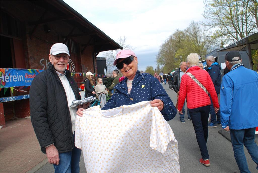 Bernd und Doris Stürzebecher aus Jork beim Bummel über den Handmade-Markt.