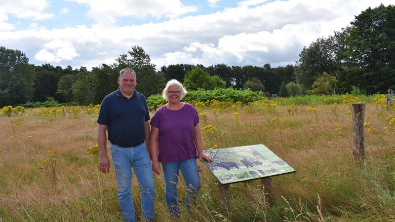 Bernd und Lydia Wilkens vor dem von Jakobskreuzkraut durchzogenen Areal im Naturschutzgebiet.