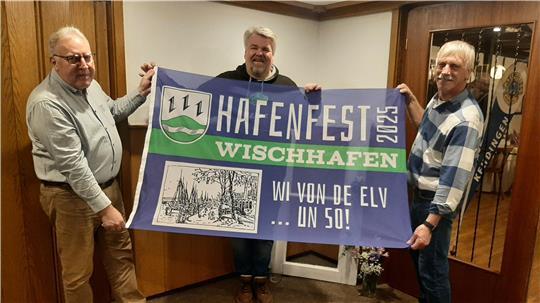 Bernd von Writsch, Lars Lichtenberg, Dietmar Grothmann (von links) hoffen, dass die Hafenfestflagge im kommenden Sommer an zahlreichen Gebäuden wehen wird.