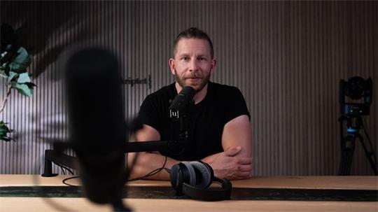 Berndt nimmt mitunter zwei Podcasts an einem Tag in seinem Studio in einem Kölner Vorort auf (Archivbild).