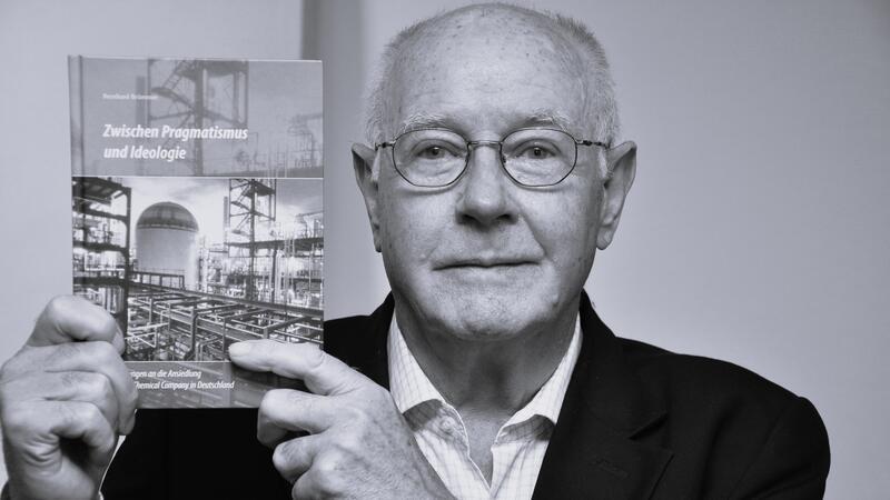 Trauer in Stade um langjährigen Dow-Chef Bernhard Brümmer Bernhard Brümmer 2012 mit seinem Buch „Zwischen Pragmatismus und Ideologie“.